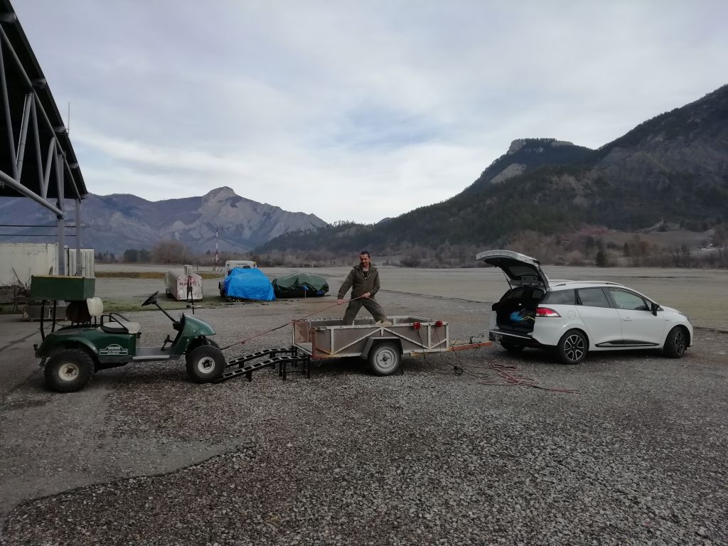 Nos golfettes partent pour la révision professionelle...bringing our golf caddies to professional maintenance