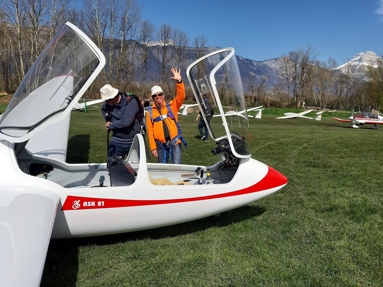 Notre K21 rentre avec une nouvelle peinture en PU / ASK21 is coming home from Grenoble / Rückkehr der 21 aus Grenoble, neu lackiert
